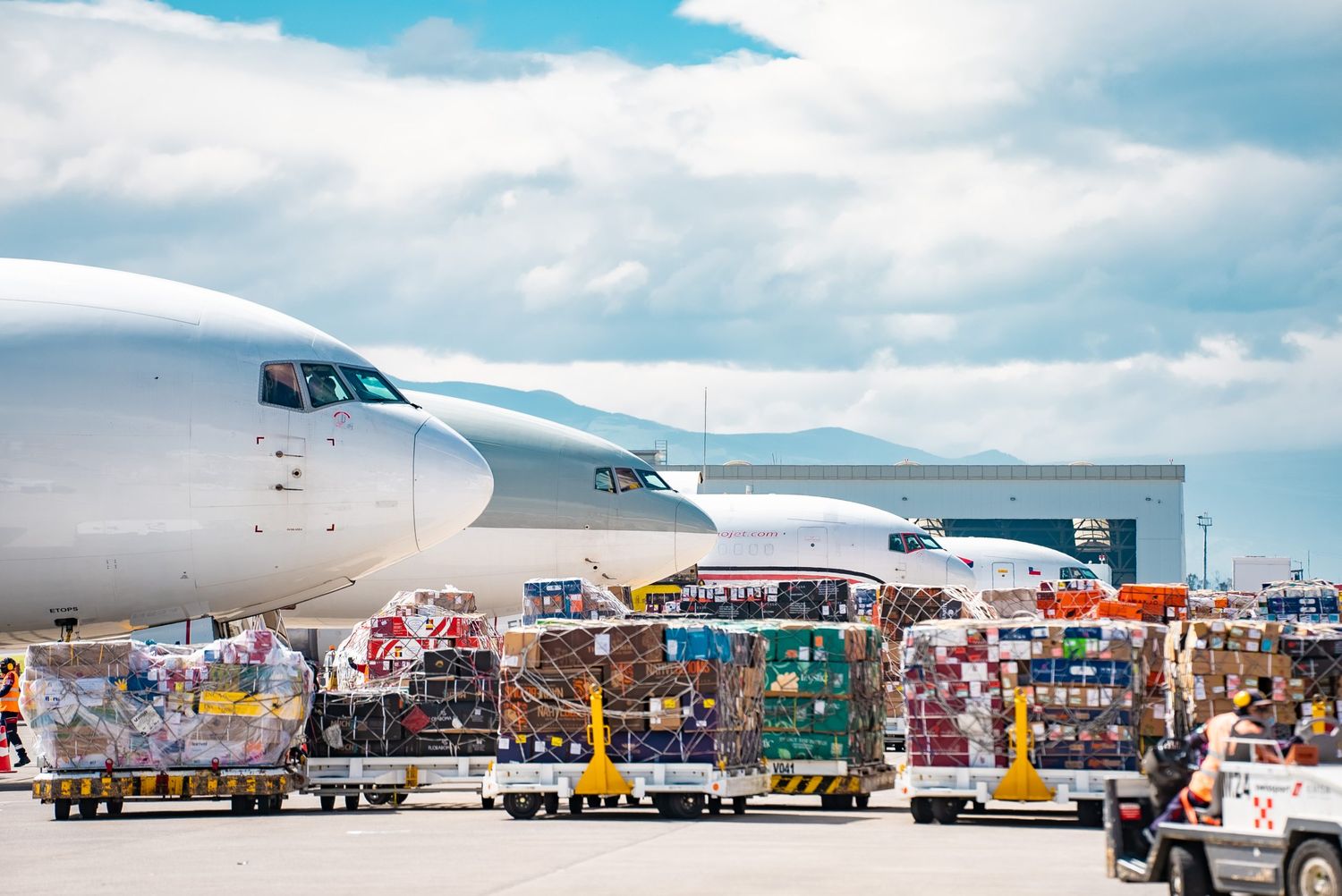 El aeropuerto de Quito moviliza más de 28 mil toneladas de flores previo a San Valentín