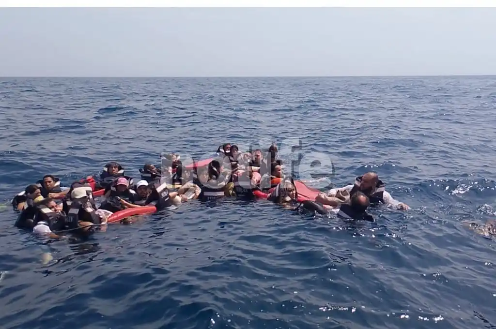 Turistas rescatados tras el hundimiento de una lancha