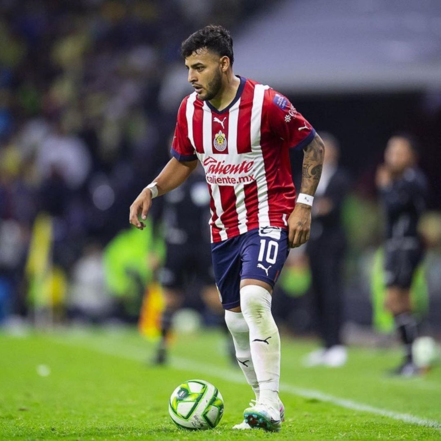 Afición de Chivas llama "borracho" a Alexis Vega