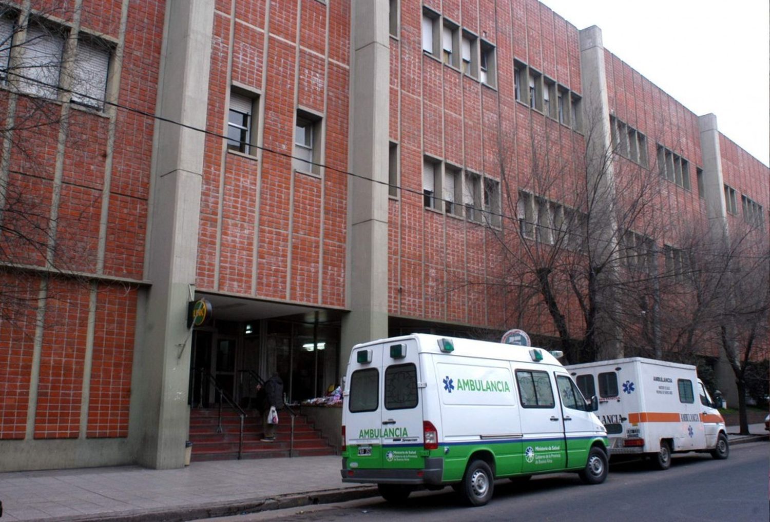 Quedó en terapia intensiva el niño que cayó de un juego de la plaza del Dique