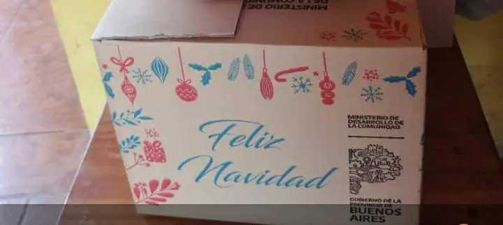 Agustina agradece la caja navideña