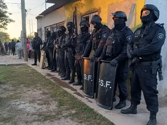 Desalojaron y derrumbaron una vivienda vinculada al narcomenudeo en la región