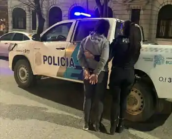 Mujer aprehendida tras atacar a su ex nuera y agredir a policías