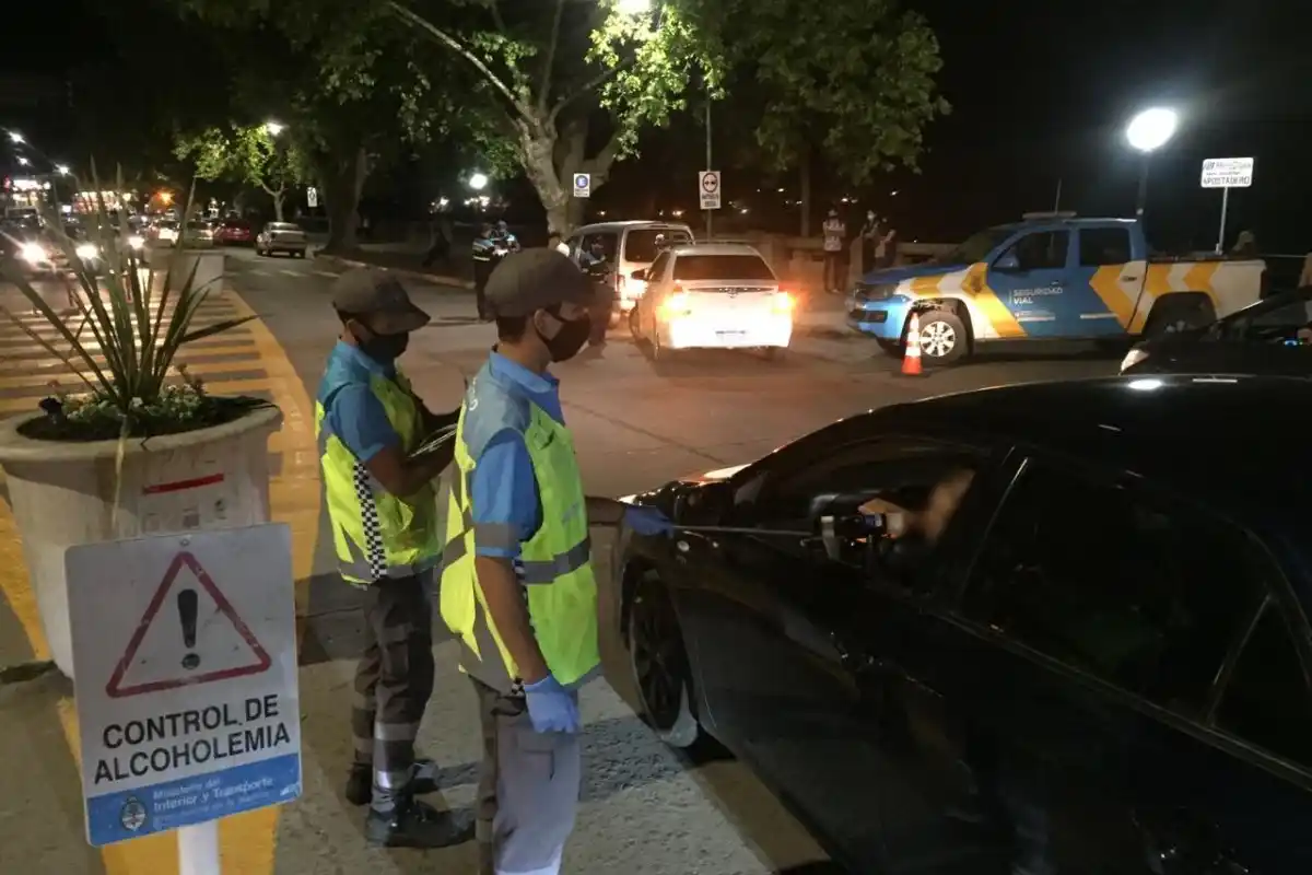 Manejaba borracho en plena 25, se negó al control de alcoholemia y agredió a un policía