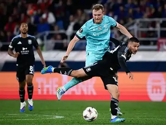Emiliano Buendía en acción ante Bologna.