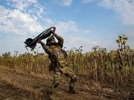 Un soldado ucraniano a punto de lanzar un drone tras el rastreo de un objetivo ruso en medio de la resistencia a la invasión