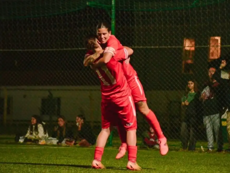 El combinado local femenino venció 3-2 a Balcarce para seguir invicto y líder.