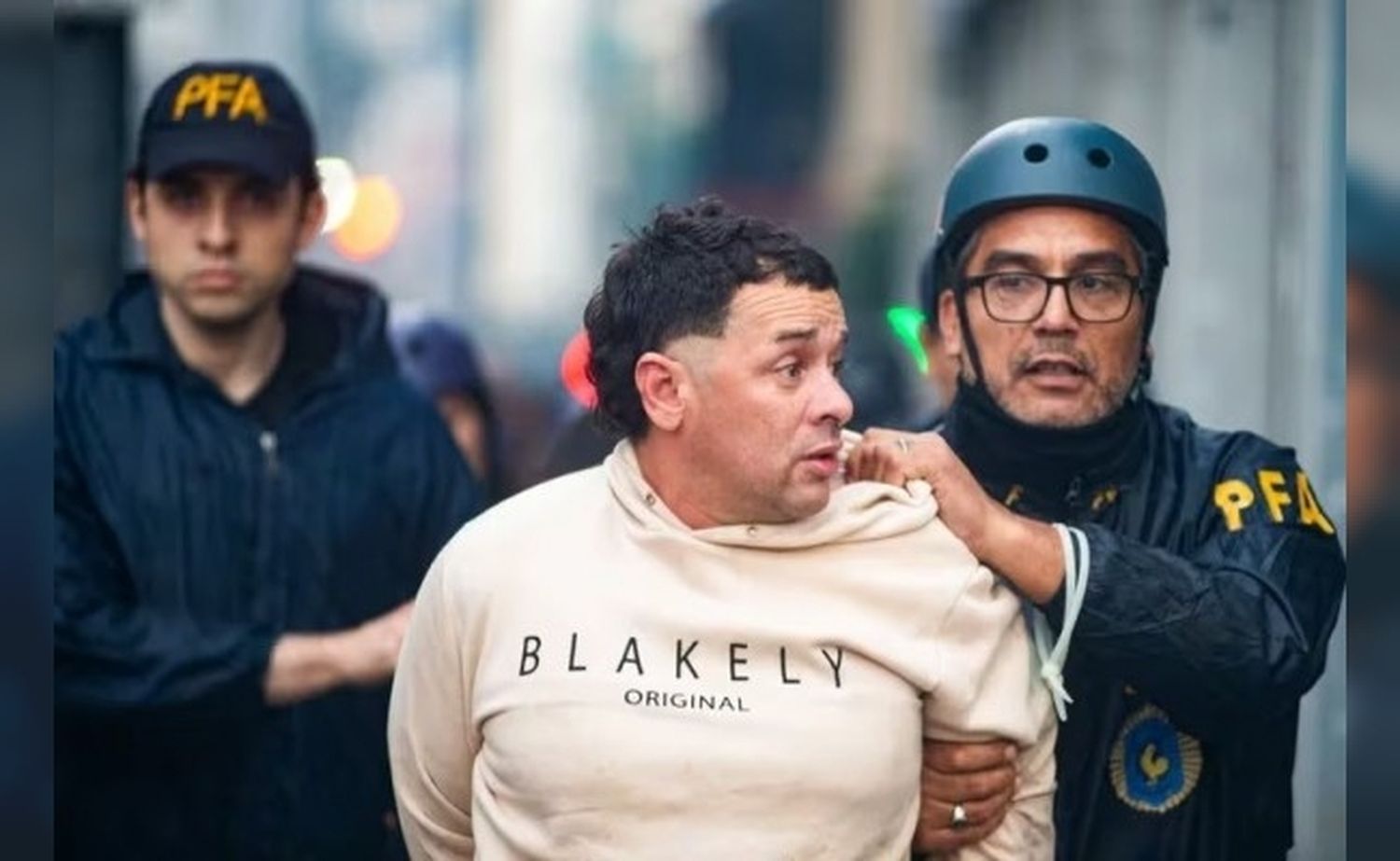 Una de las detenidas en los incidentes en los alrededores al Congreso de la Nación durante el debate de la Ley Bases