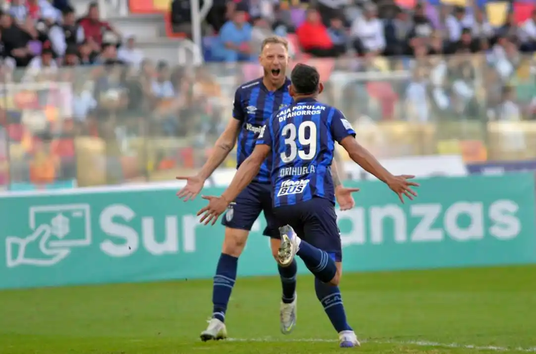 Menéndez festeja con Orihuela el segundo gol tucumano.