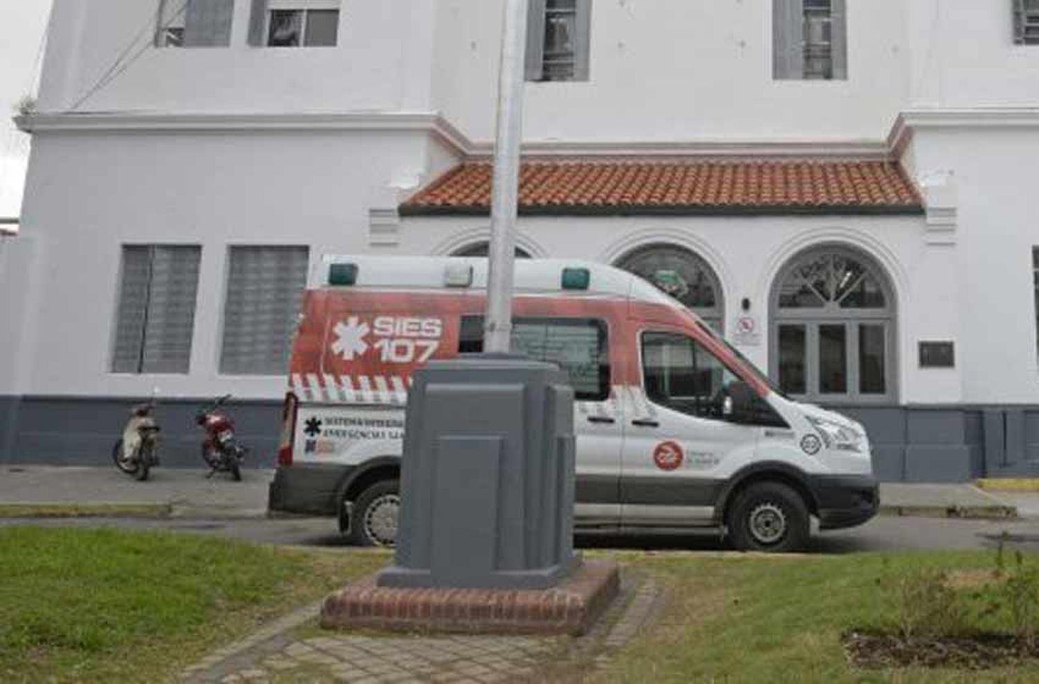 Violencia en cuarentena: dispararon desde un auto al frente de una casa, las balas atravesaron la puerta e hirieron a una joven de 19 años