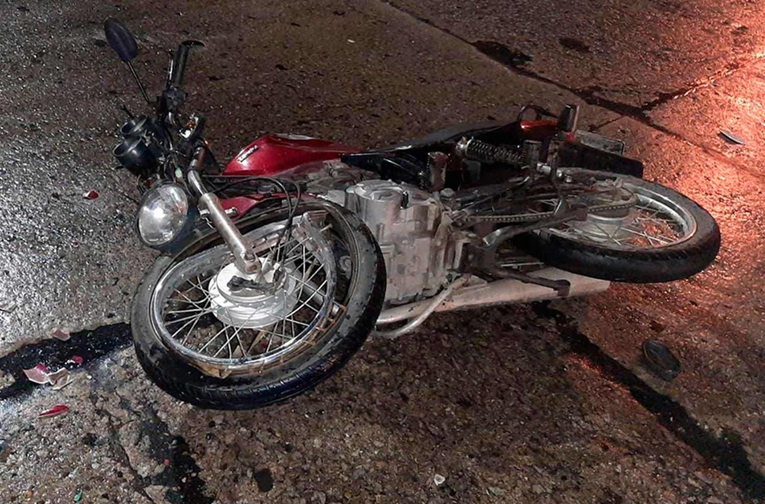 Trasladan con golpes a conductor de una moto tras choque con un auto