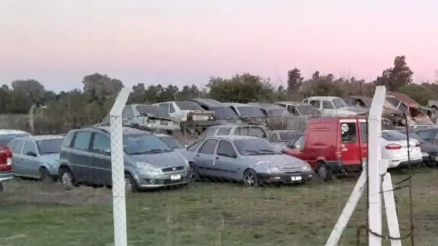 Proponen un plan de saneamiento para los vehículos abandonados en uno de los ingresos a la ciudad