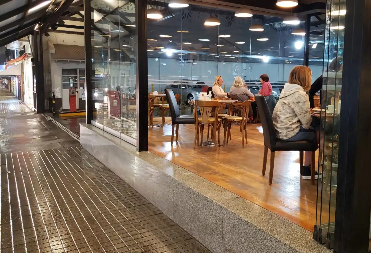 A partir de este viernes se permiten las reuniones sociales en domicilios y regirá la ampliación de aforo para vacunados