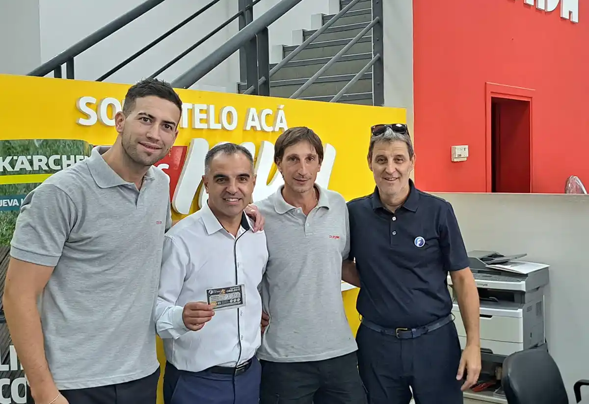 Con el cupón. Posa Víctor Daguerre, acompañado por los representantes de Fava y Fernando Ippólito