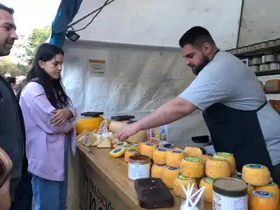 Las catas resultan una experiencia que enfatiza la oportunidad que brinda la fiesta para la apreciación sensorial de los quesos de forma amena y placentera.