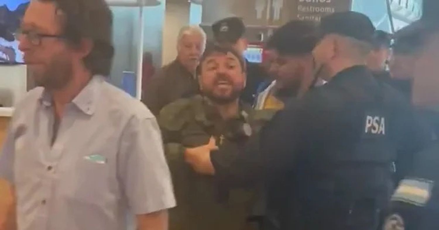 Juan Grabois enfrentó un escrache en el aeropuerto de Ezeiza: "Alguien que me diga a quién le robé"