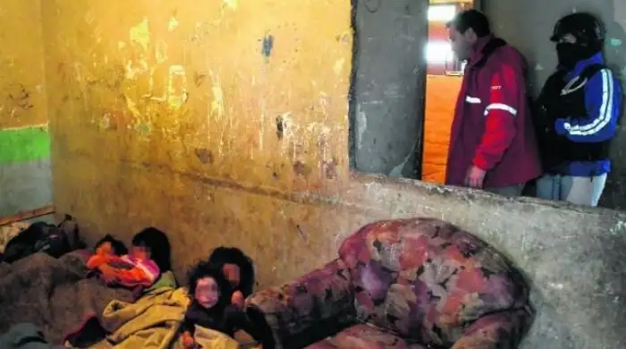 Hallan a 9 niños hacinados en un local abandonado