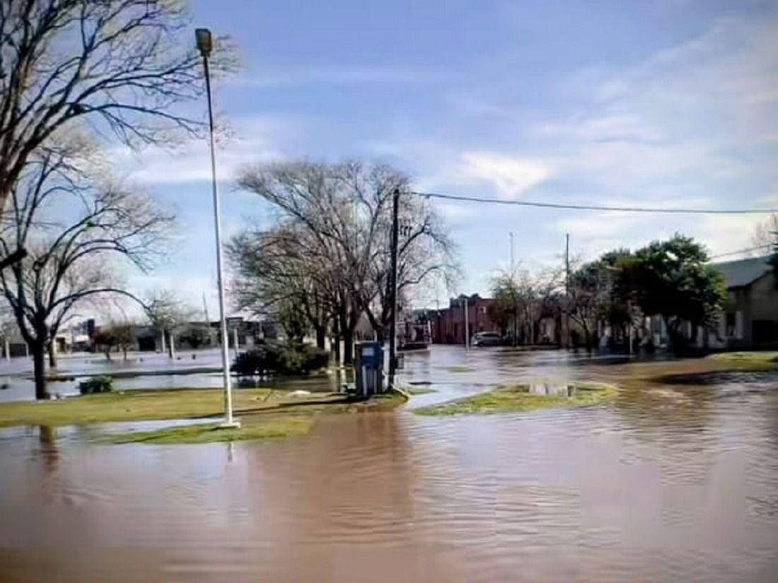 En algunos sectores, el agua empieza a ceder. Foto: Captura de video.