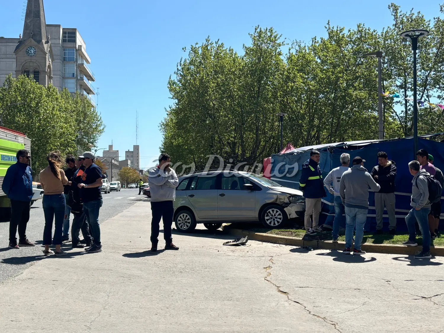 Se chocaron una de las carpas de la plaza