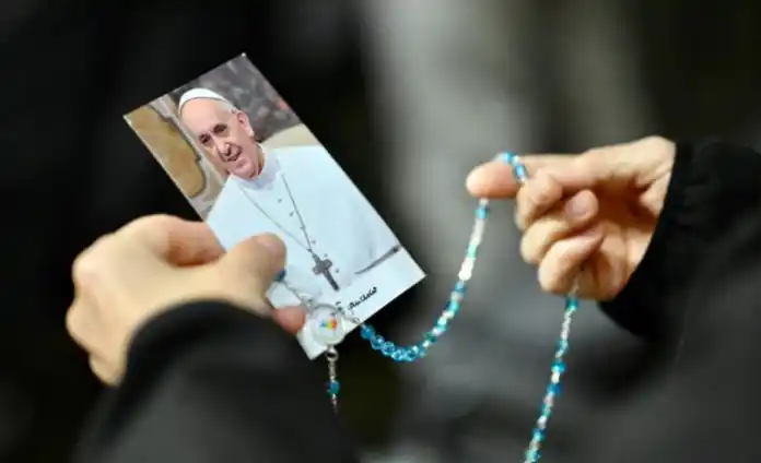 Fieles católicos de todo el mundo rezan por la pronta recuperación del Papa Francisco.