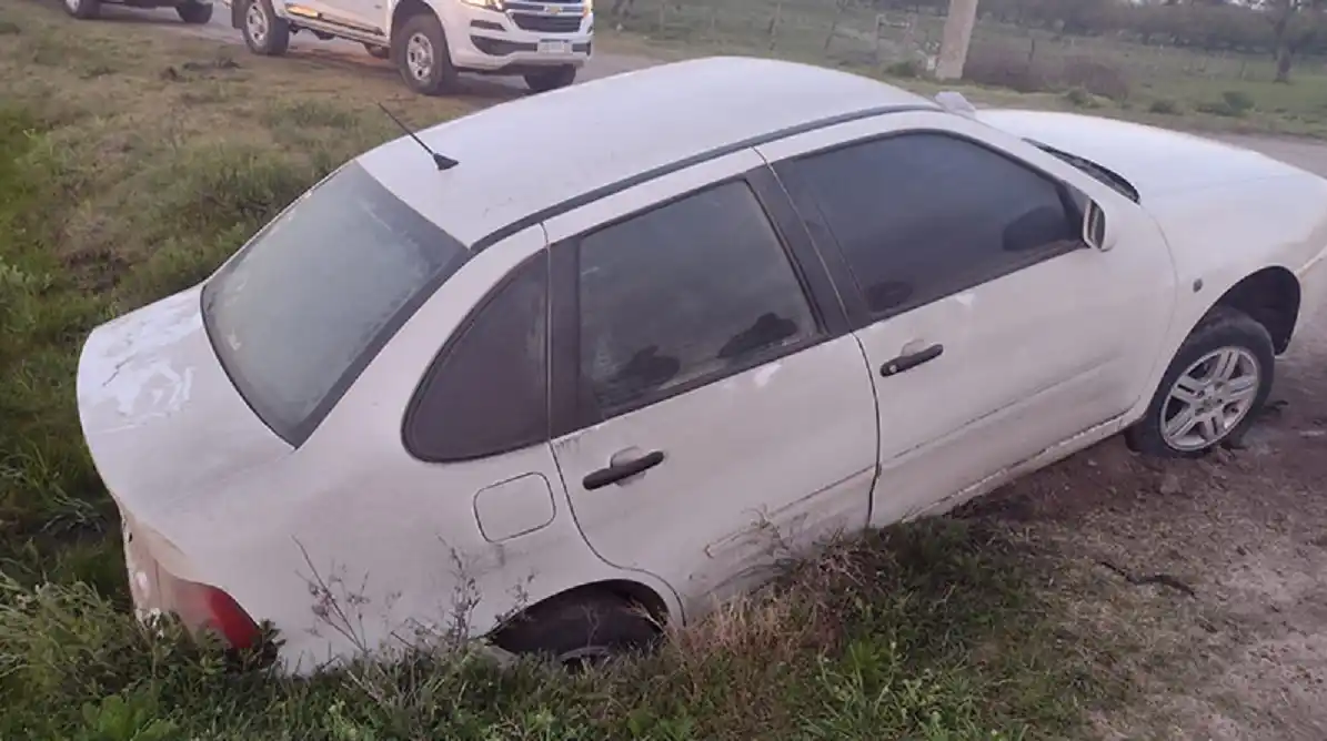Un conductor alcoholizado dio marcha atrás y cayó en una cuneta: la Policía lo encontró dormido
