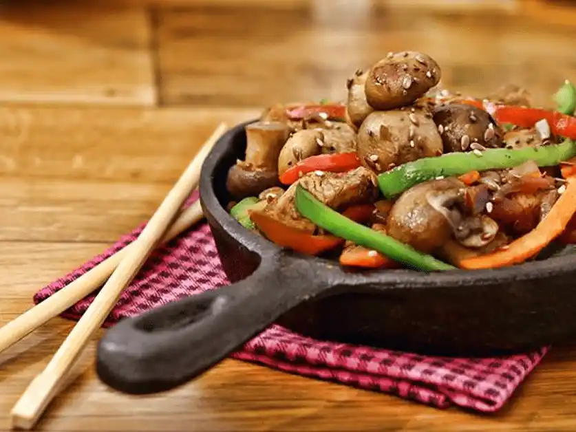 Wok de pollo y hongos