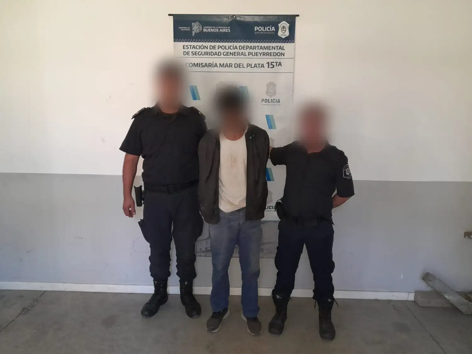 El hombre de 43 años también la golpeó.