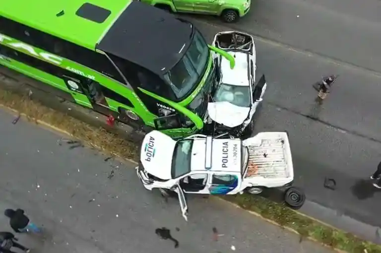 Un paciente psiquiátrico escapó de la policía, huyó en el patrullero y chocó contra un colectivo manejando contramano