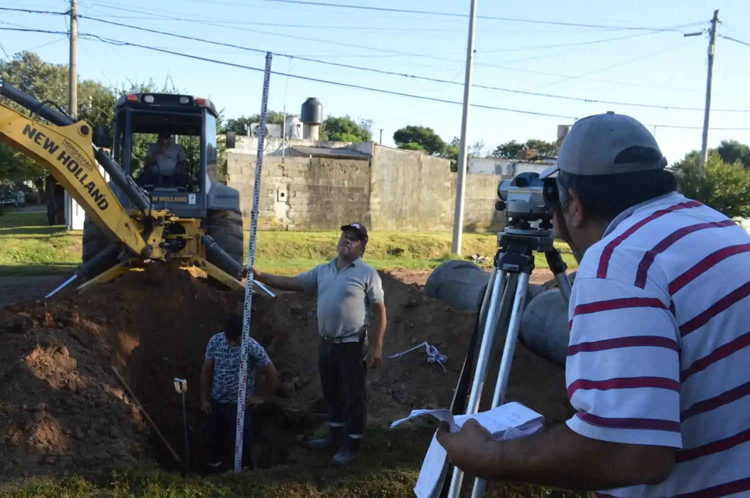 Trabajos de preparación de suelo para la ejecución de otra cuadra de pavimento.
