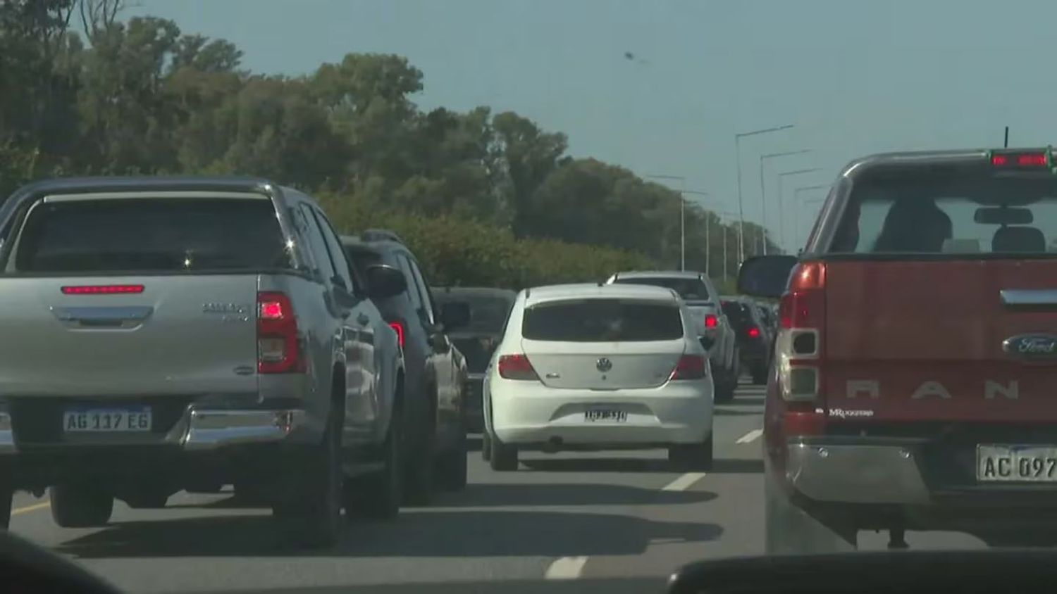 Un hombre se cansó del tráfico en la ruta 2 y se puso a correr en la banquina