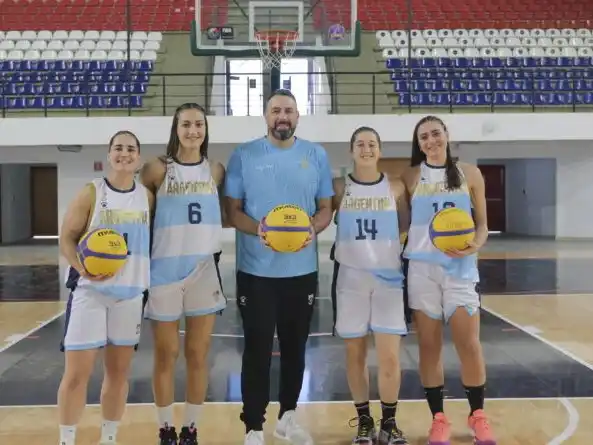 Delfi junto al equipo argentino en   .Foto:CAB