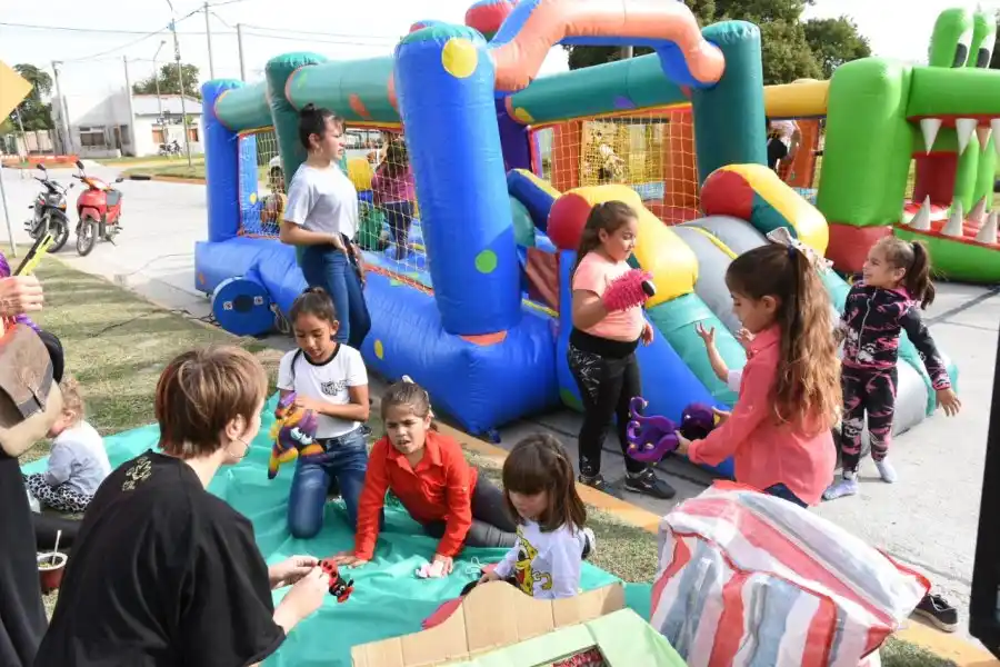 Se inauguraron los trabajos de pavimento en el barrio 2 de Abril: "Estamos muy felices. Es una obra importante porque es la entrada al barrio"