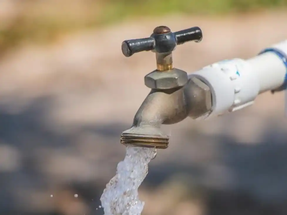 El agua potable, uno de los servicios esenciales para la población.