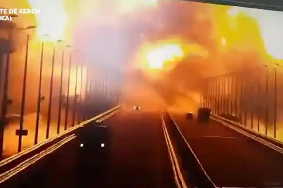 VIDEO | Brutal explosión en el puente de Crimea: un duro golpe a Rusia