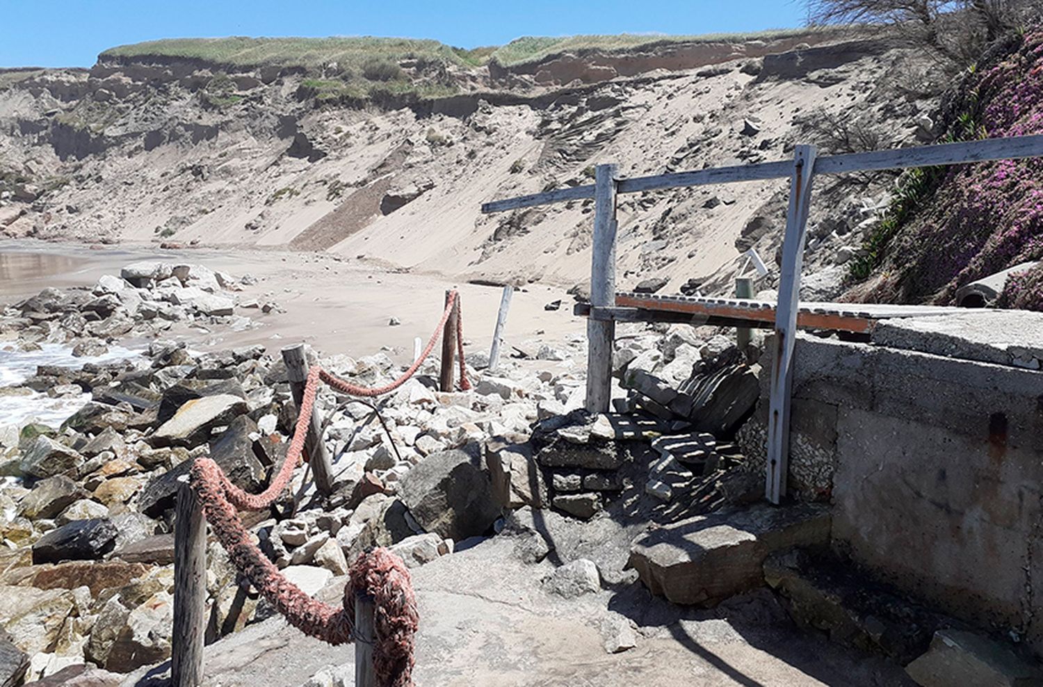 La contracara del fin de semana largo: el triste estado de las playas marplatenses