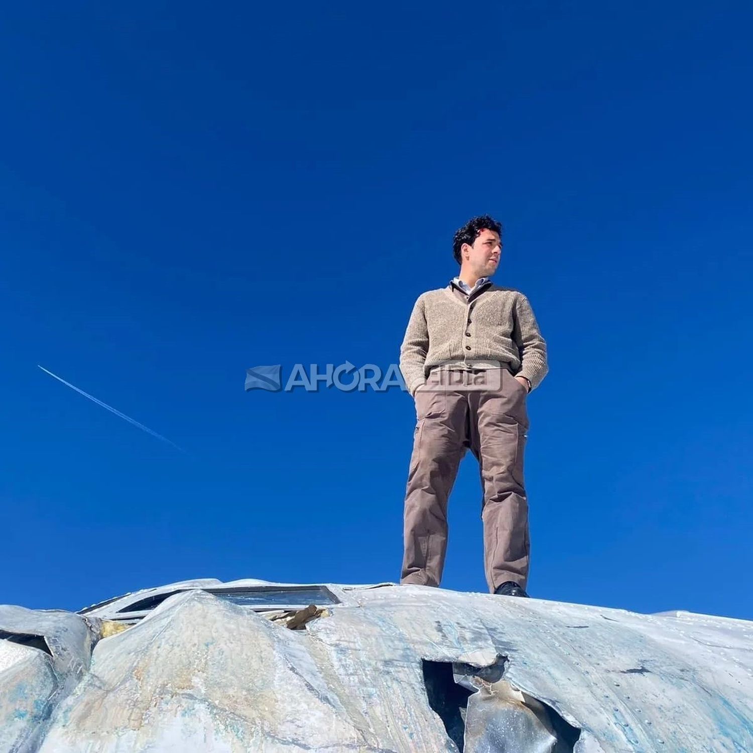 Foto gentileza Emanuel Parga. En el set arriba de la maqueta del avión.