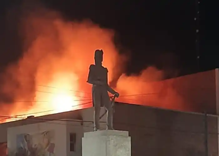 Un incendio consume al teatro municipal de San Cayetano