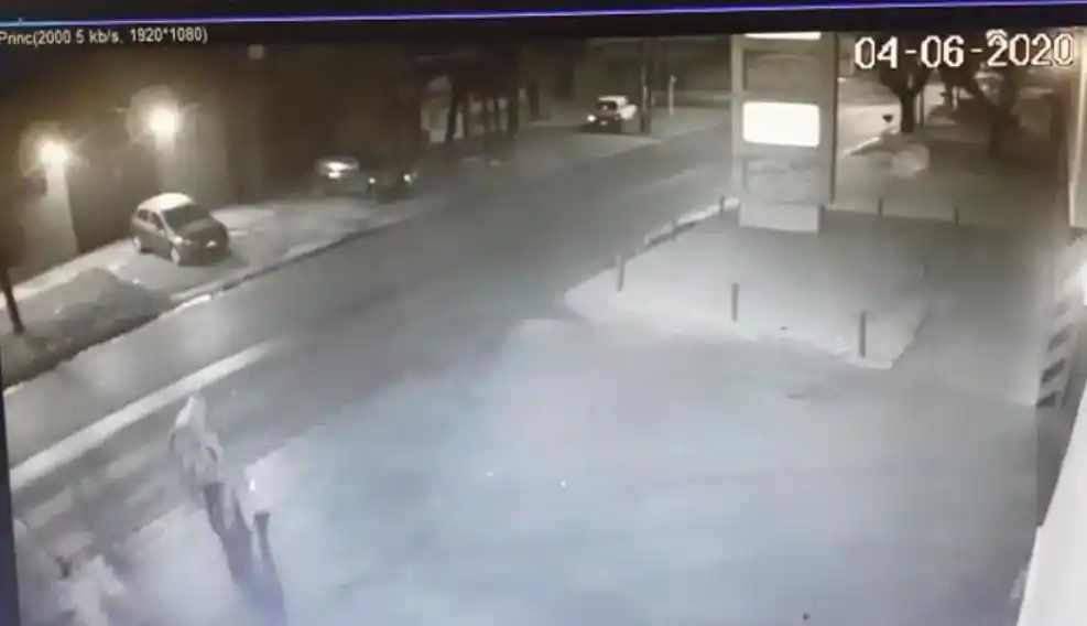 Video: Motochorros dejaron inconsciente a una enfermera para robarle las zapatillas