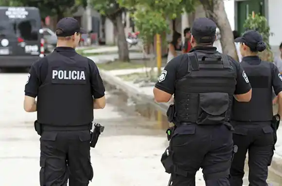 Autorizan a la Policía de Santa Fe a llevar armas ya listas para disparar