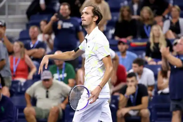 El nuevo chico malo del tenis: Medvedev provocó al público con un baile y le dedicó el triunfo