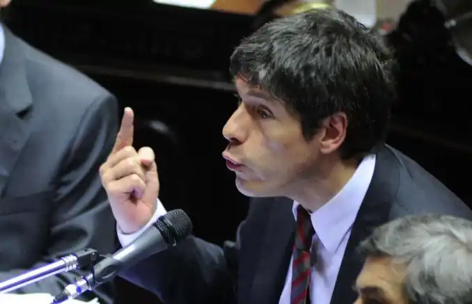 Aníbal Fernández acusó a Abal Medina de "traidor" y de "vender su conciencia"