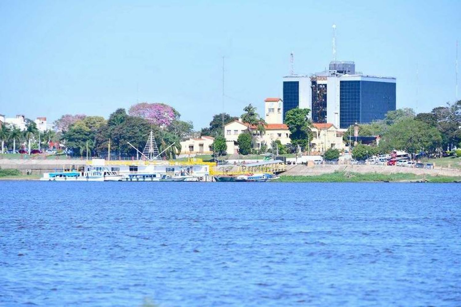 Lento descenso del río Paraguay en el puerto local