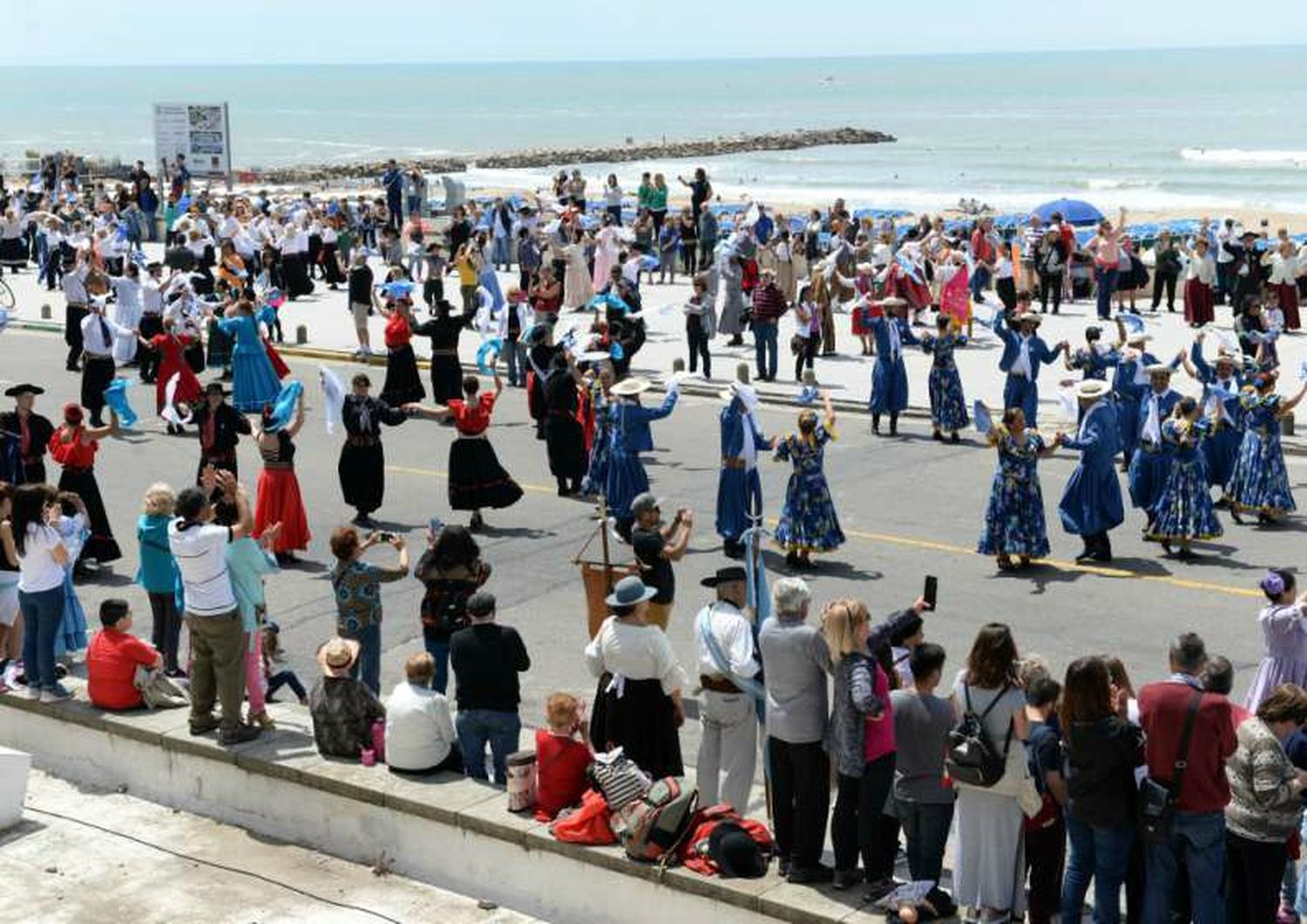 Exitosa realización del “Gran Pericón Nacional frente al mar”
