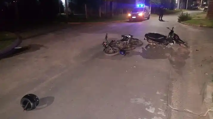 Dos lesionados tras un choque entre dos motos: fueron hospitalizados