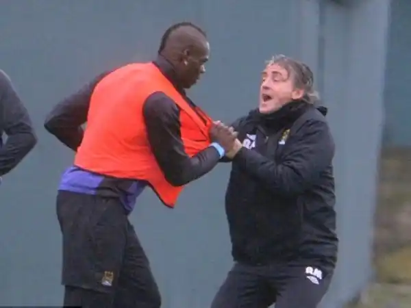 Balotelli y Mancini, dos italianos a los empujones en plena práctica