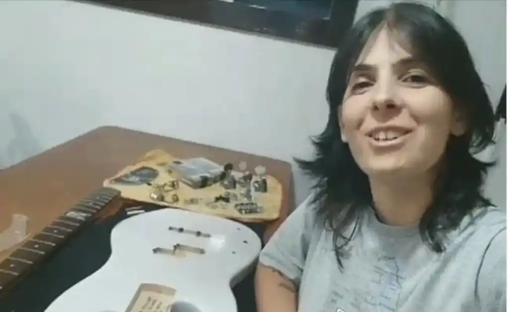 Guada, la luthier argentina cuyos instrumentos llegaron a los Guns N’ Roses