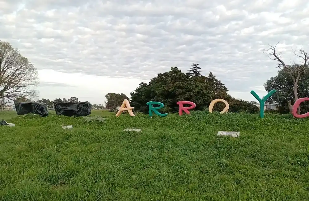 ¿Quién se llevó el "3"? La irónica bienvenida en Tres Arroyos que incomodó a Espert, Santilli y apuntó a Karina Milei