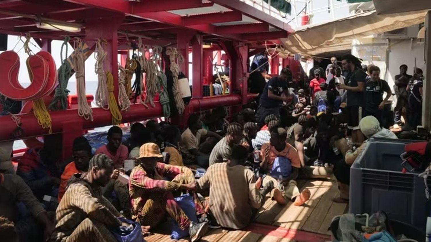 Migrantes rescatados por el barco "Ocean Viking" en el Mediterráneo