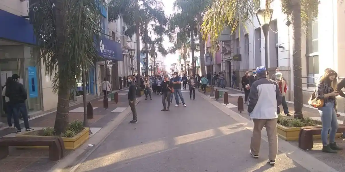 Debutó la peatonal en 25 de mayo y Urquiza. Permanecerá cortada de lunes a viernes de 7 a 13 hs.