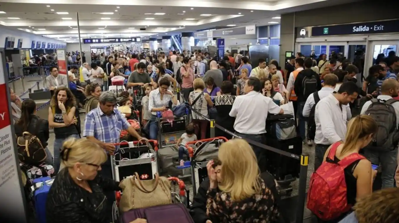 Aerolíneas canceló todos los vuelos del lunes